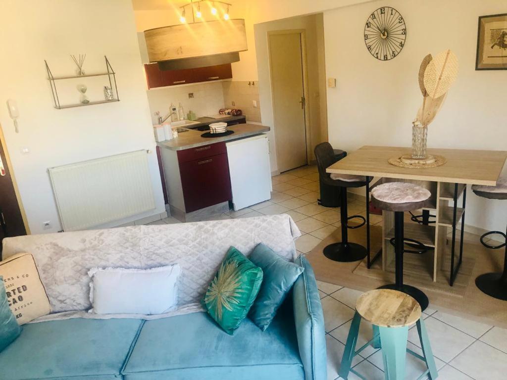 Le Camelia Apartment ตาลาร์ ภายนอก รูปภาพ